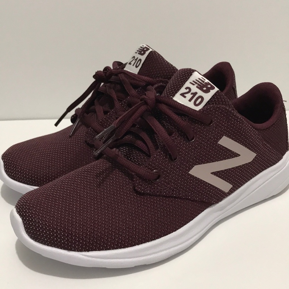 210 Women’s New Balance Sz 9 Burgundy